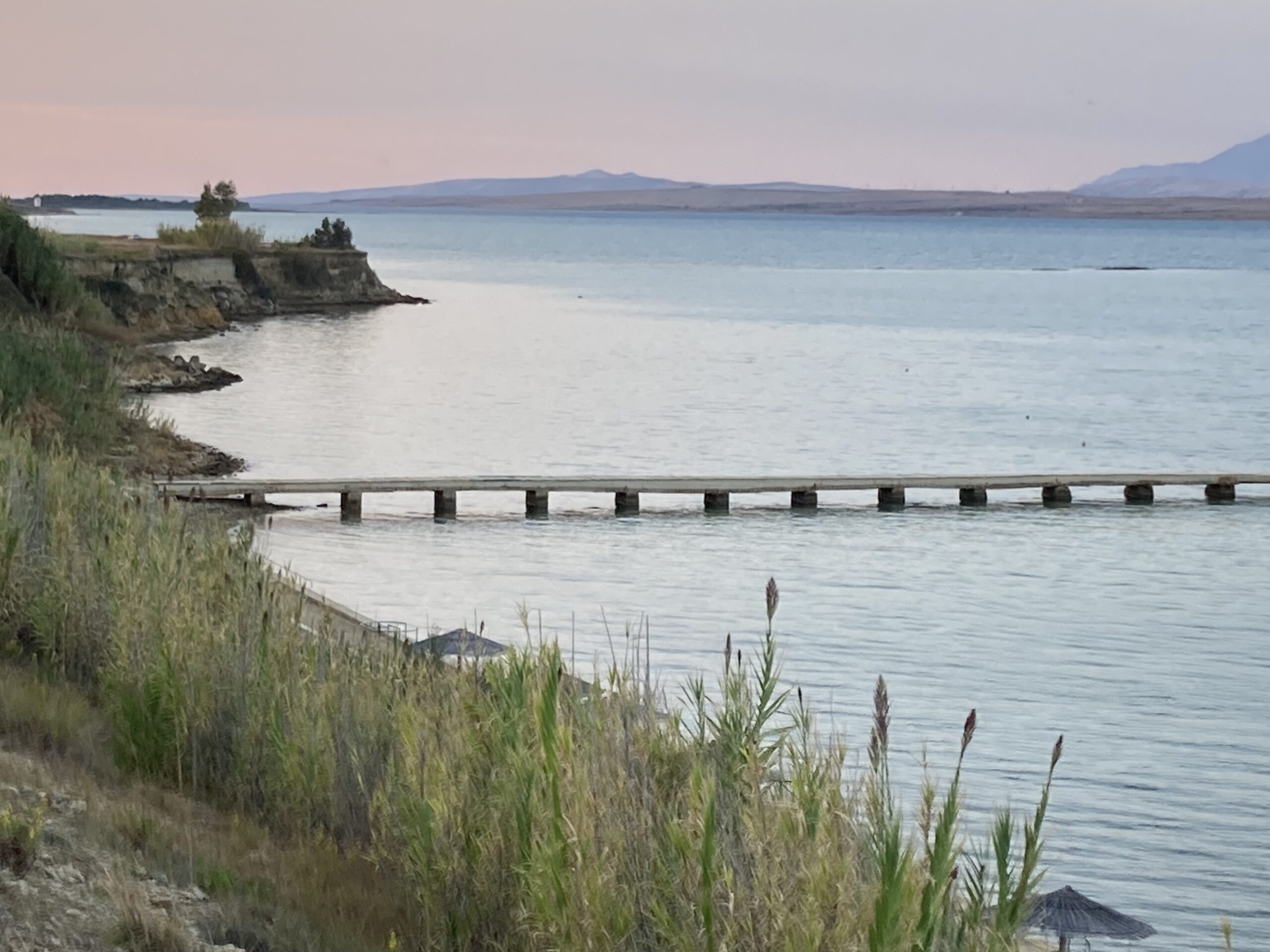 Blick aufs Meer bei Zadar in Kroatien, Steg und Strand am Abend, TILA Workation